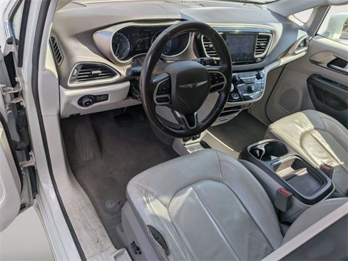 Used 2017 Chrysler Pacifica Touring-L image 11