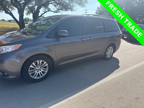 Used 2016 Toyota Sienna XLE image 1