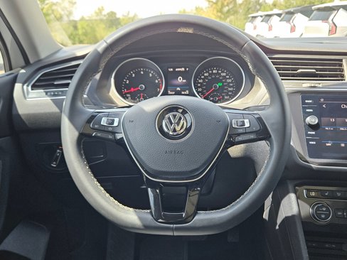 Used 2021 Volkswagen Tiguan SE w/ Panoramic Sunroof Package image 16