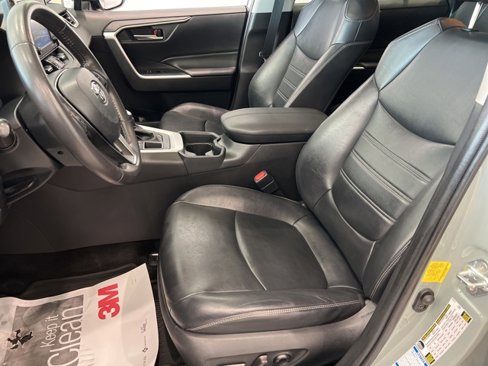 Used 2020 Toyota RAV4 XLE Premium image 8