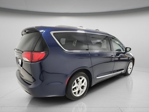 Used 2018 Chrysler Pacifica Touring-L Plus w/ Tire & Wheel Group image 13