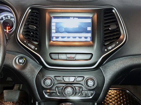 Used 2020 Jeep Cherokee Latitude Plus w/ Cold Weather Group image 12