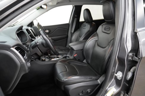 Used 2019 Jeep Cherokee Overland w/ Technology Group image 4