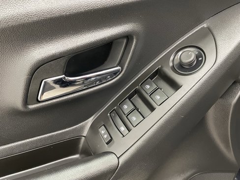 Certified 2022 Chevrolet Trax LT w/ LT Convenience Package image 8