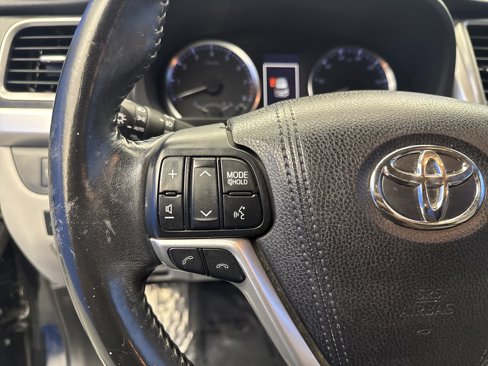 Used 2017 Toyota Highlander LE image 16
