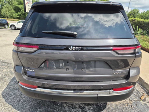 Used 2023 Jeep Grand Cherokee Laredo image 3