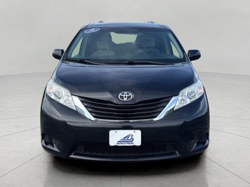 Used 2015 Toyota Sienna LE image 2