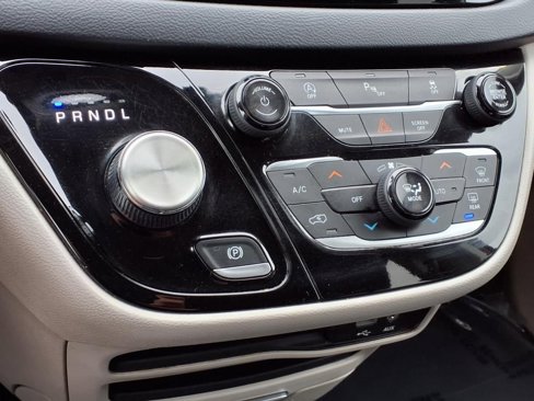 Used 2020 Chrysler Pacifica Touring-L image 11