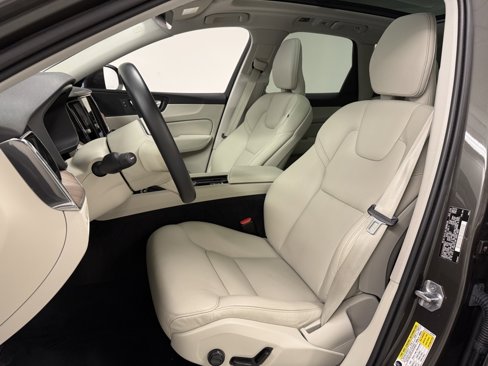 Used 2021 Volvo XC60 T5 Momentum w/ Protection Package image 19
