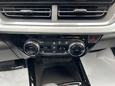 New 2025 Chevrolet Trax LT w/ LT Convenience Package image 13