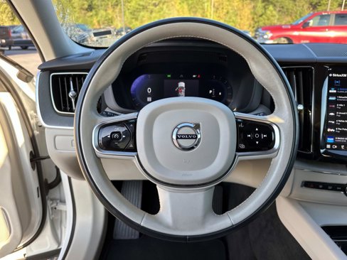 Used 2024 Volvo XC60 B5 Plus image 28