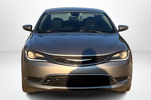 Used 2015 Chrysler 200 Limited w/ Convenience Group image 2