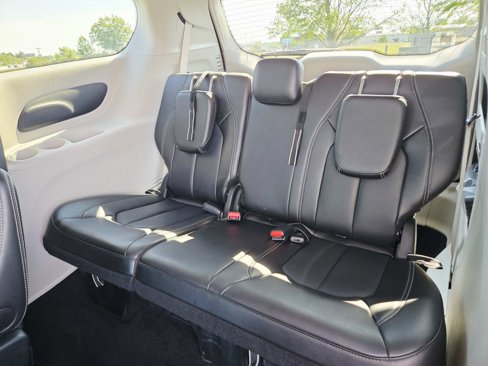 Used 2024 Chrysler Pacifica Touring-L image 15