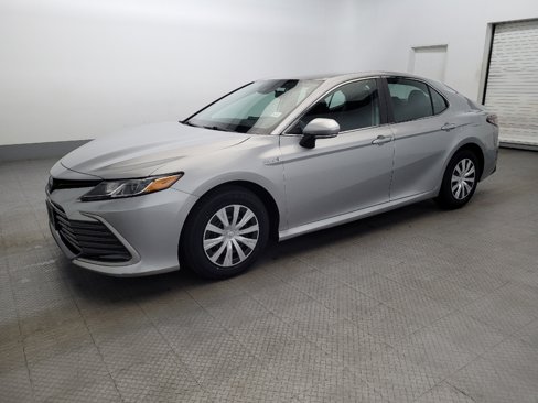 Used 2021 Toyota Camry LE image 2