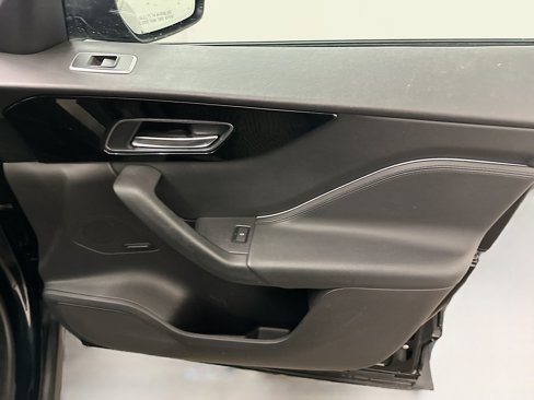 Used 2017 Jaguar F-PACE Premium image 35