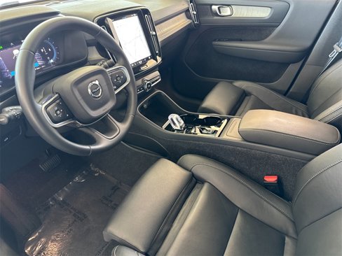Certified 2025 Volvo XC40 B5 Plus image 9