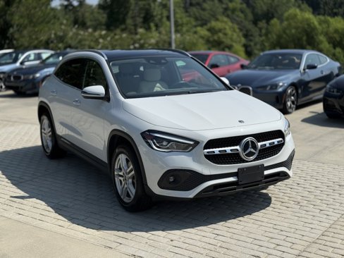 Used 2021 Mercedes-Benz GLA 250 4MATIC w/ Premium Package image 9