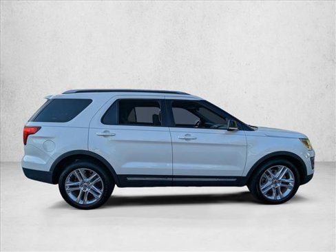 Used 2016 Ford Explorer XLT w/ Equipment Group 201A image 4