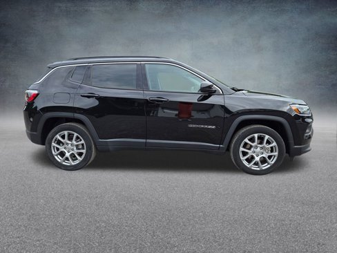 Used 2022 Jeep Compass Latitude w/ Sun and Sound Group image 8