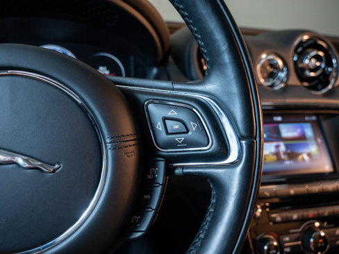 Used 2016 Jaguar XJ R image 20