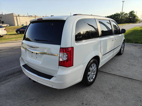 Used 2011 Chrysler Town & Country Touring-L image 6