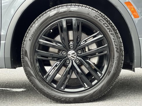 Used 2022 Volkswagen Tiguan SE R-Line image 10