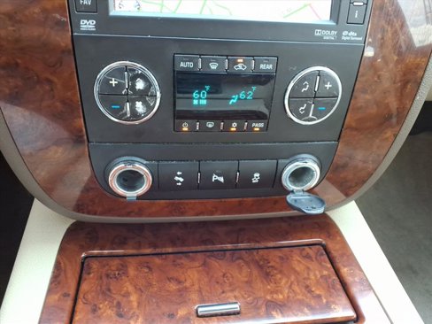 Used 2013 Chevrolet Suburban LTZ image 9