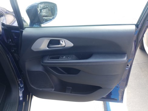 Used 2020 Chrysler Pacifica Touring w/ S Appearance Package image 14