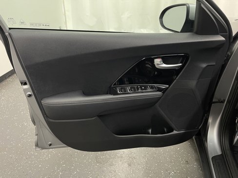Used 2022 Kia Niro LXS image 9