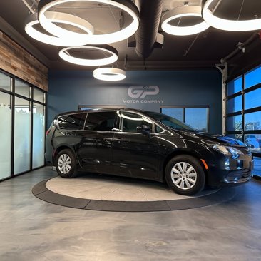 Used 2020 Chrysler Voyager L image 1