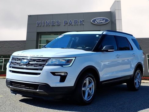 Used 2018 Ford Explorer XLT w/ Equipment Group 202A image 3
