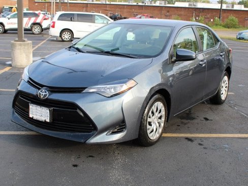 Used 2018 Toyota Corolla LE image 2