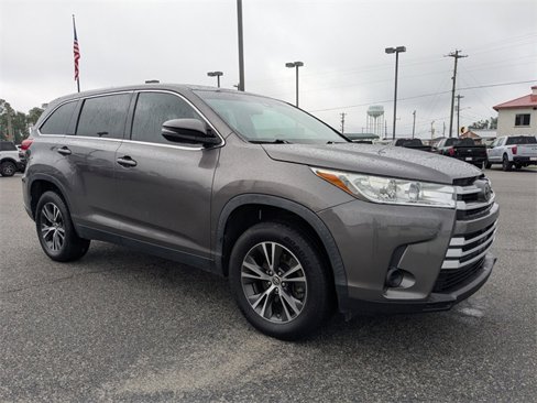 Used 2019 Toyota Highlander LE image 2