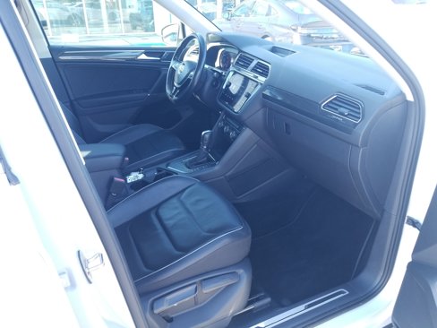 Used 2018 Volkswagen Tiguan SEL Premium image 16
