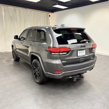 Used 2019 Jeep Grand Cherokee Altitude image 3