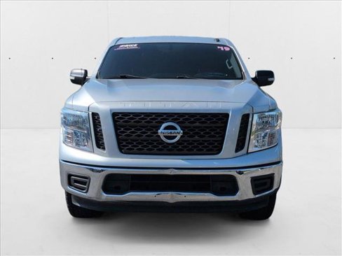 Used 2019 Nissan Titan SV image 2