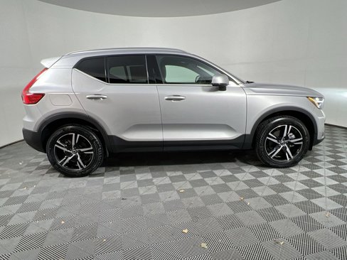 Certified 2025 Volvo XC40 B5 Core image 11