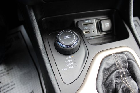 Used 2016 Jeep Cherokee Latitude w/ Comfort/Convenience Group image 29