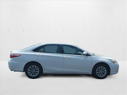 Used 2016 Toyota Camry LE image 4