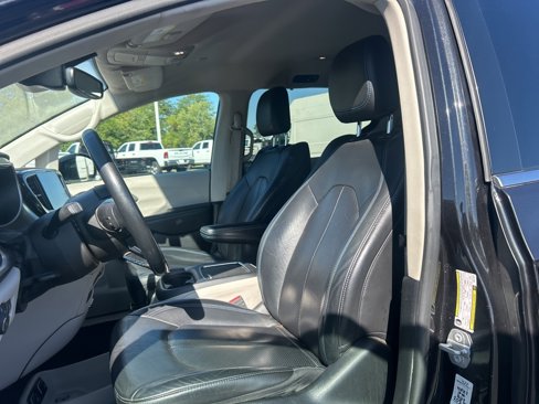 Used 2021 Chrysler Pacifica Touring-L image 12