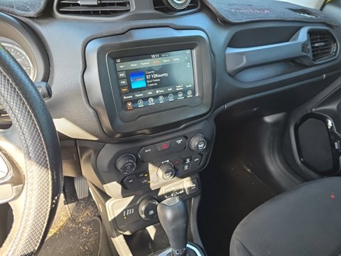 Used 2018 Jeep Renegade Altitude image 9