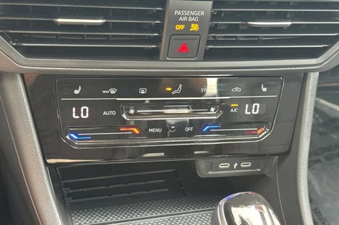 Used 2025 Volkswagen Jetta SE w/ Sunroof Package image 19