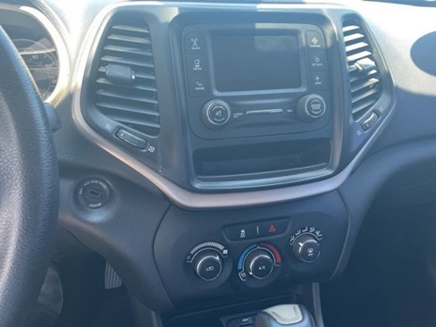 Used 2015 Jeep Cherokee Sport image 11