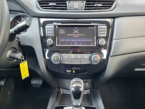Used 2018 Nissan Rogue S image 11