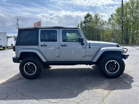 Used 2015 Jeep Wrangler Unlimited Sahara w/ Connectivity Group image 10