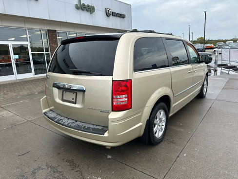Used 2010 Chrysler Town & Country Touring image 6