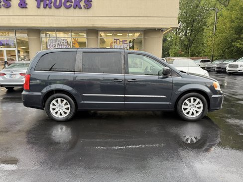 Used 2014 Chrysler Town & Country Touring image 8