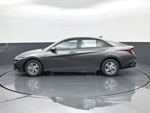 New 2025 Hyundai Elantra SE image 8