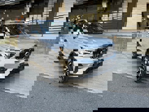 Certified 2025 Volvo XC40 B5 Plus image 1