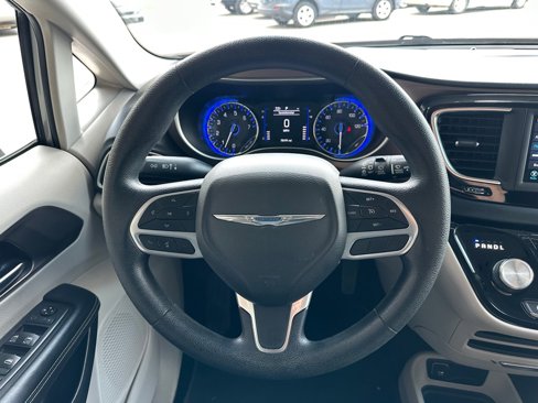 Used 2020 Chrysler Voyager LX image 21